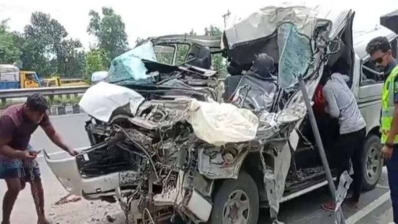 টাঙ্গাইলে ট্রাকে ধাক্কা দিয়ে মাইক্রোবাস দুর্ঘটনা, প্রাণ গেল বাবা ও দুই ছেলের