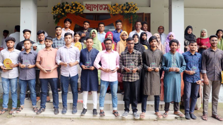 সম্মাননা স্বরূপ কৃতি শিক্ষার্থীদের হাতে ক্রেস্ট তুলে দেন আমন্ত্রিত অতিথিরা।