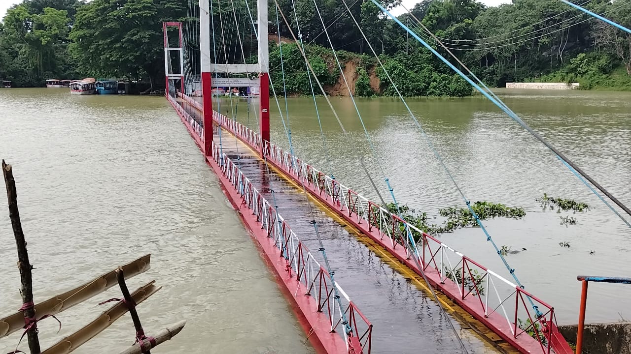কাপ্তাই হ্রদের পানি বেড়ে ডুবল ঝুলন্ত সেতু, পর্যটক ভ্রমণে নিষেধাজ্ঞা
