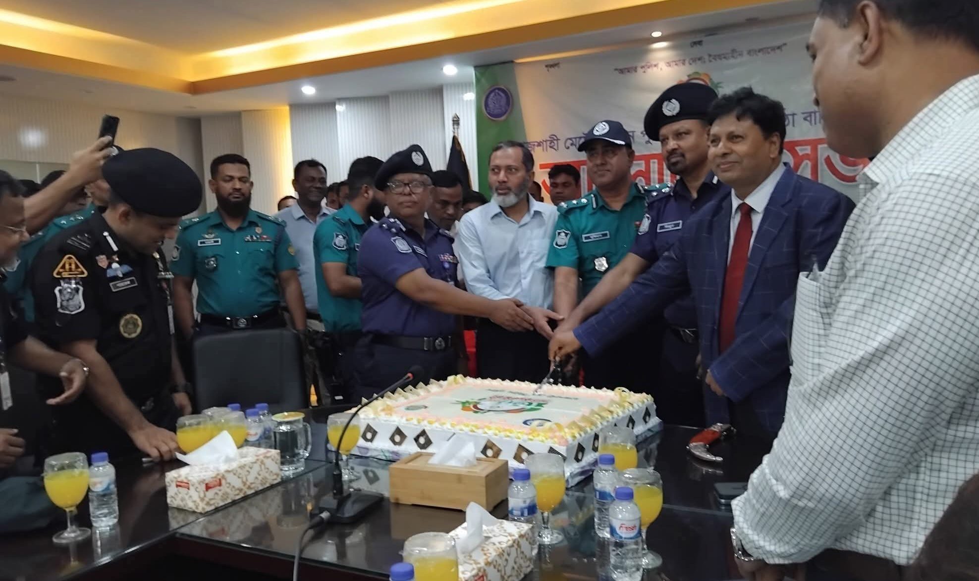 রাজশাহী মেট্রোপলিটন পুলিশ পালন করছে ৩৩তম প্রতিষ্ঠাবার্ষিকী। ৩৩তম প্রতিষ্ঠাবার্ষিকীতে রাজশাহী মেট্রোপলিটন পুলিশের প্রত্যয়ের বার্তা