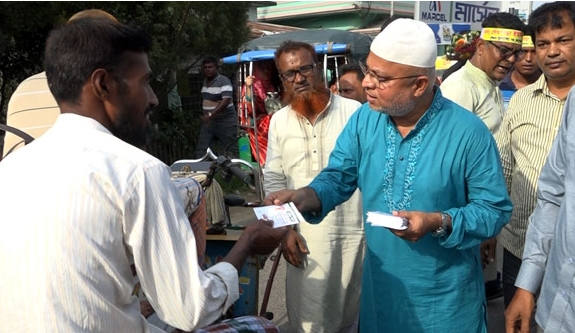 গণসংযোগে বিএনপির কেন্দ্রীয় নেতা অ্যাডভোকেট সুলতানুল ইসলাম তারেক। রাজশাহীতে ৩১ দফা রূপরেখা প্রচারে বিএনপির গণসংযোগ
