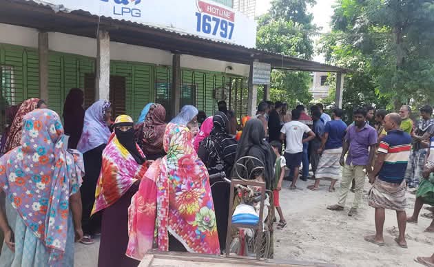 ভুয়া এনজিওর প্রতারণার ঘটনায় এলাকায় চাঞ্চল্যের সৃষ্টি হয়েছে। রাজশাহীতে ভুয়া এনজিওর প্রতারণা, গ্রাহকদের বিক্ষোভ