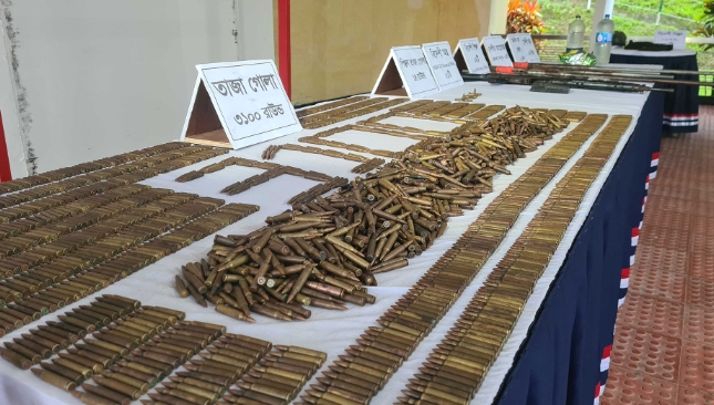 টেকনাফের পাহাড়ে অপহরণকারীদের সাথে যৌথ বাহিনীর গোলাগুলি, অস্ত্র ও গুলি উদ্ধার টেকনাফের পাহাড়ে অপহরণকারীদের সাথে যৌথ বাহিনীর গোলাগুলি, অস্ত্র ও গুলি উদ্ধার