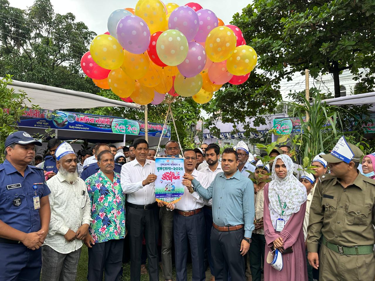 বৃক্ষমেলা উপলক্ষ্যে একটি র্যালি বের করা হয়। পরে বেলুন ও পায়রা উড়িয়ে বৃক্ষরোপন ও বৃক্ষমেলার উদ্ধোধন করেন অতিথিরা। সোমবার সকালে শহরের স্বাধীনতা চত্বরে। পাবনা শুরু হলো সপ্তাহব্যাপী বৃক্ষরোপন অভিযান ও বৃক্ষমেলা