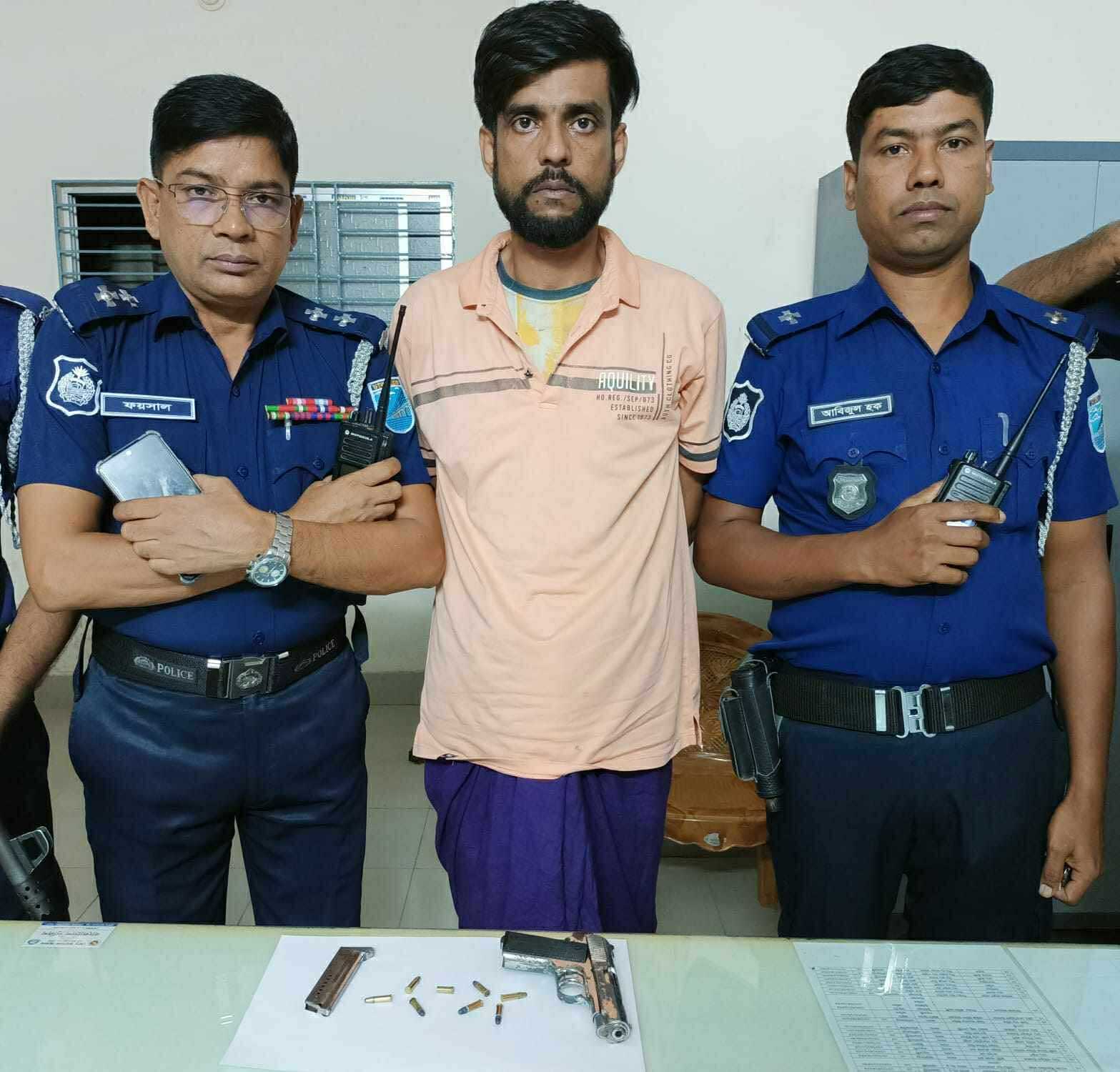সাভারে পিস্তল ও ৭ রাউন্ড গুলিসহ শীর্ষ সন্ত্রাসী টুটুল গ্রেপ্তার