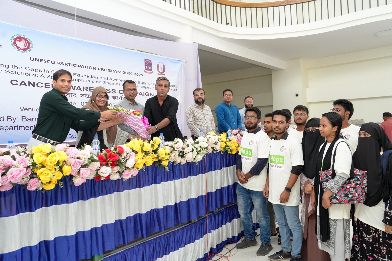 সেমিনারে অতিথিদের ফুল দিয়ে বরণ করেন উপাচার্য। সোমবার দুপুরে পাবনা বিজ্ঞান ও প্রযুক্তি বিশ্ববিদ্যালয়ে। প্রতিবছর দুই কোটি মানুষ ক্যান্সারে আক্রান্ত হয় আর এক কোটি মারা যায়