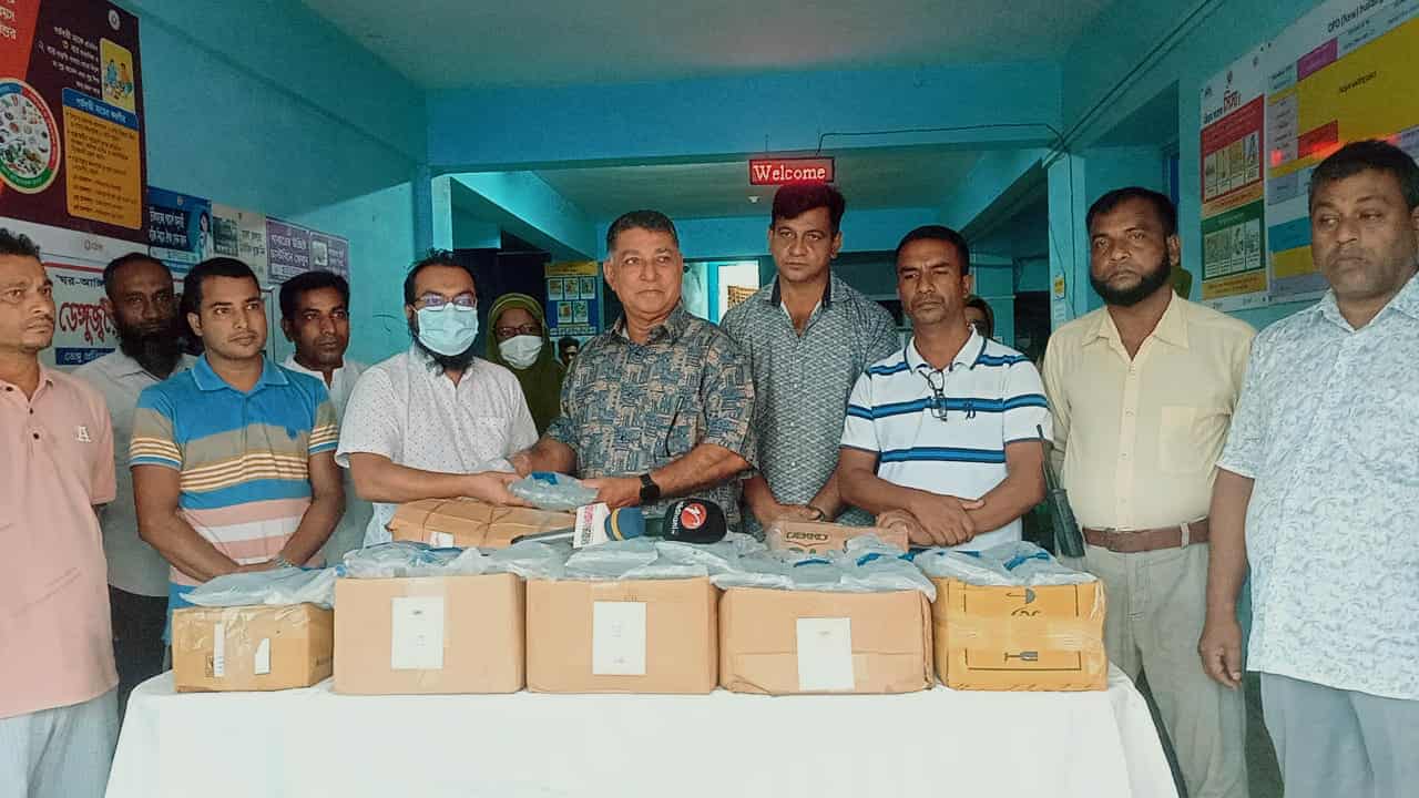 বেতাগী ডেঙ্গু রোগীদের পাশে কর্নেল হারুন, দিলেন জরুরি স্যালাইন