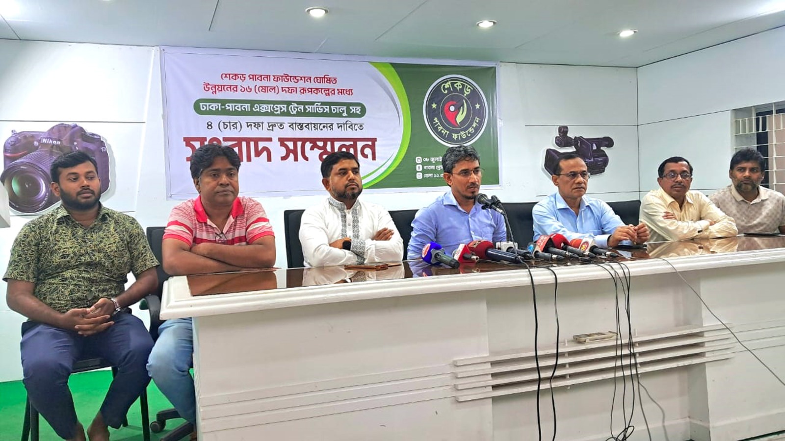 সংবাদ সম্মেলনে বক্তব্য দিচ্ছেন শেকড় পাবনা ফাউন্ডেশন এর সভাপতি খান হাবিব মোস্তফা। মঙ্গলবার দুপুরে পাবনা প্রেসক্লাব মিলনায়তনে। রাজনৈতিক নেতাদের সদিচ্ছার অভাবে চালু হচ্ছে না পাবনা-ঢাকা সরাসরি ট্রেন সার্ভিস