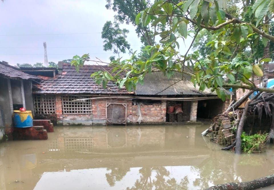 সাতক্ষীরায় টানা বৃষ্টিপাতে জনজীবন বিপর্যয়, প্লাবিত মৎস্যঘেরসহ বসতবাড়ি