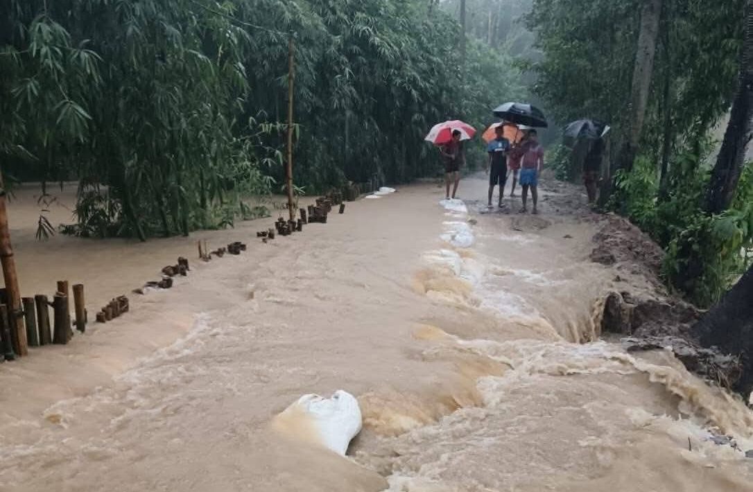 বাঁধ ভেঙে প্লাবিত ফুলগাজী-পরশুরাম, প্রস্তুত ১৩১টি আশ্রয়কেন্দ্র
