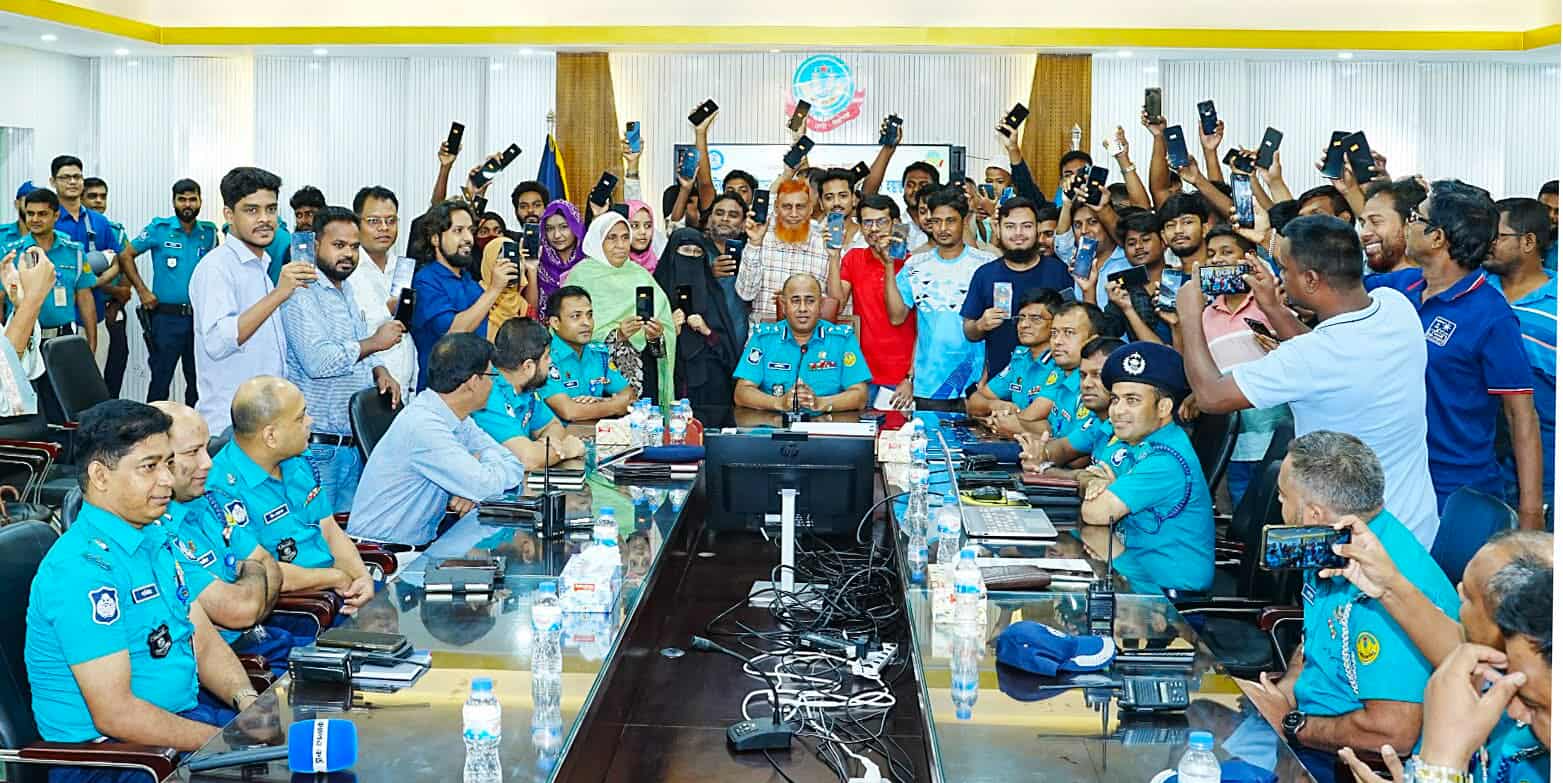 জুন মাসে হারানো ১৪৫ টি মোবাইল ফোন উদ্ধার করে মালিকদের হাতে দিল আরএমপি