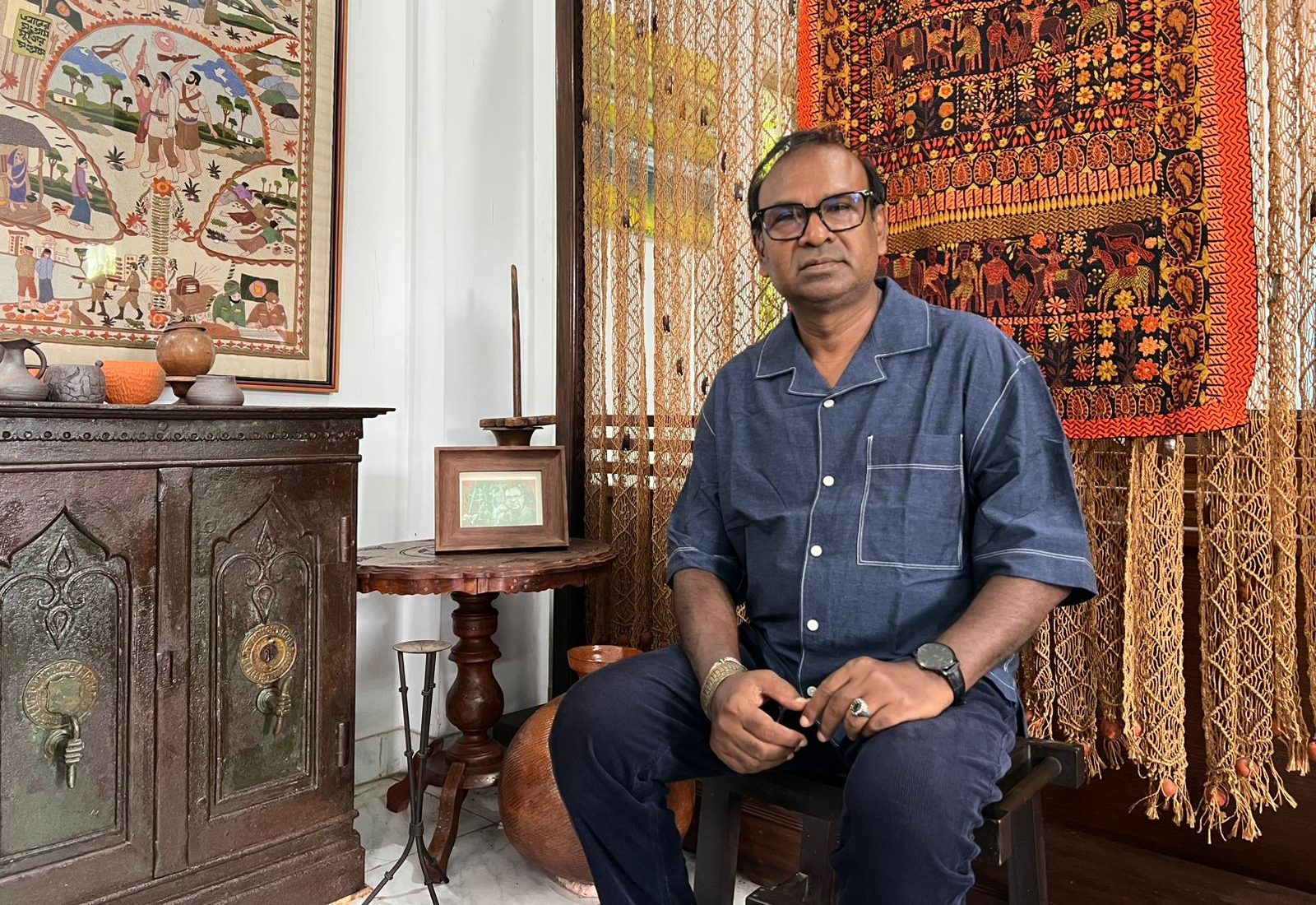 সূচিশিল্পী আমিনুল ইসলাম, ছবি – নিউজনেক্সট। সূচিশিল্পী আমিনুল ইসলাম, সূঁচ ও সুতোয় এঁকেছেন জীবনের সৌন্দর্য