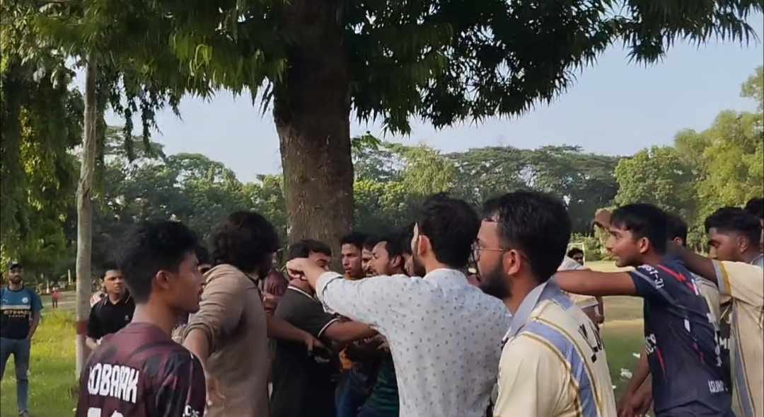 ইসলামী বিশ্ববিদ্যালয়ে সাংবাদিক নির্যাতন, ছাত্রী ছিনিয়ে নেয় মোবাইল