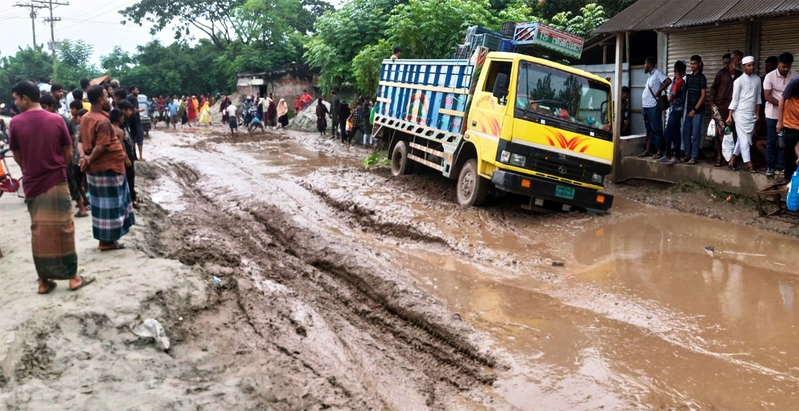 খুলনা-পাইকগাছা সড়কে খানা-খন্দ, চরম জনদুর্ভোগ