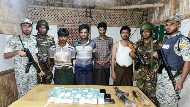 উখিয়ায় রোহিঙ্গা ক্যাম্পে সাব-মেশিনগানসহ আটক ৪