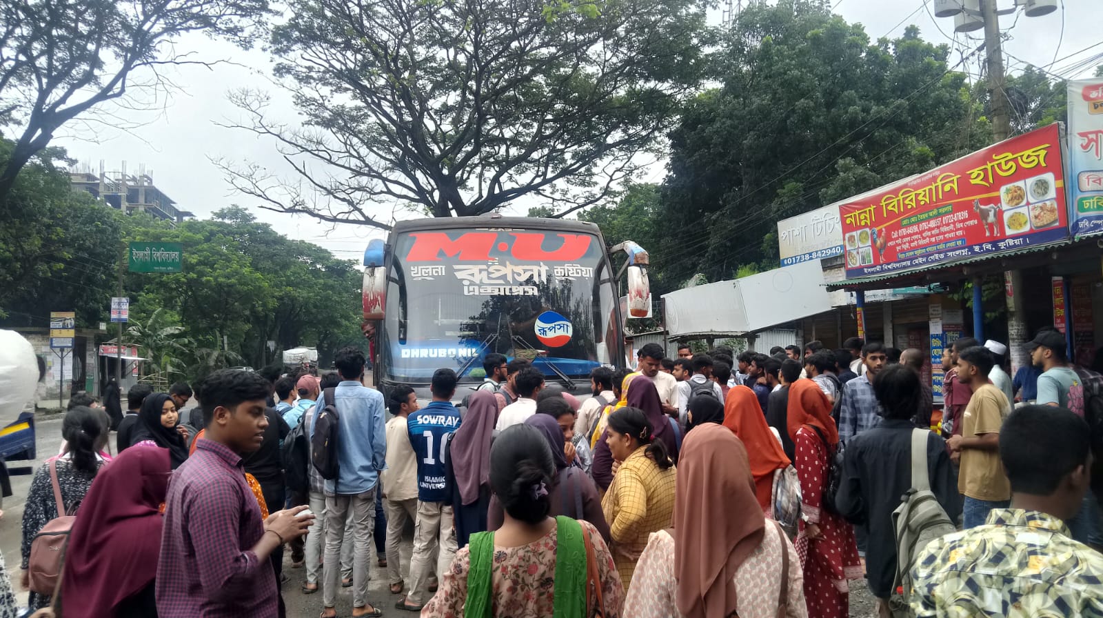 বাস ভাড়া নিয়ে বাকবিতণ্ডা, হেলপারের মারধরের শিকার ইবির নারী শিক্ষার্থী