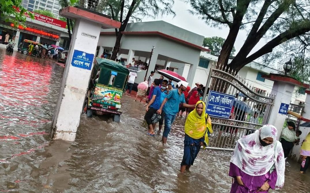 রামেক হাসপাতালে জলাবদ্ধতায় চরম দুর্ভোগ