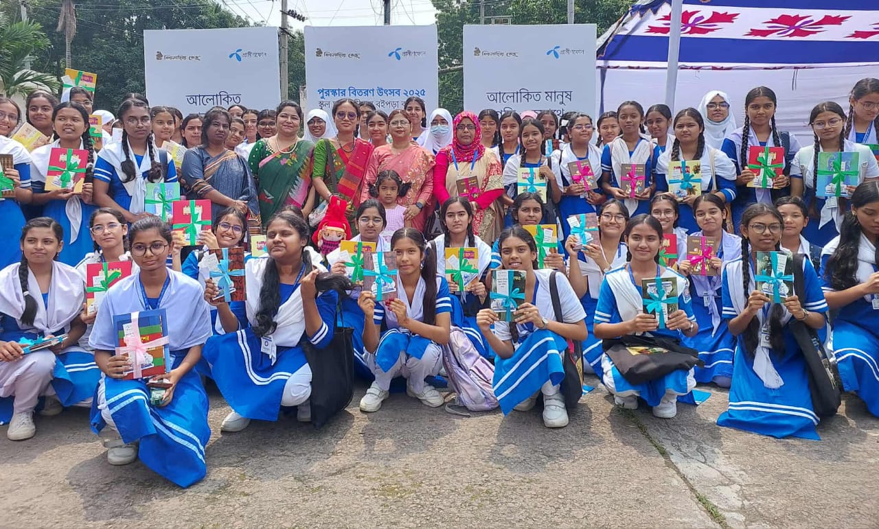 রাজশাহীতে ২,৩০৩ জন শিক্ষার্থীকে পুরস্কৃত করলো বিশ্বসাহিত্য কেন্দ্র ও গ্রামীণফোন