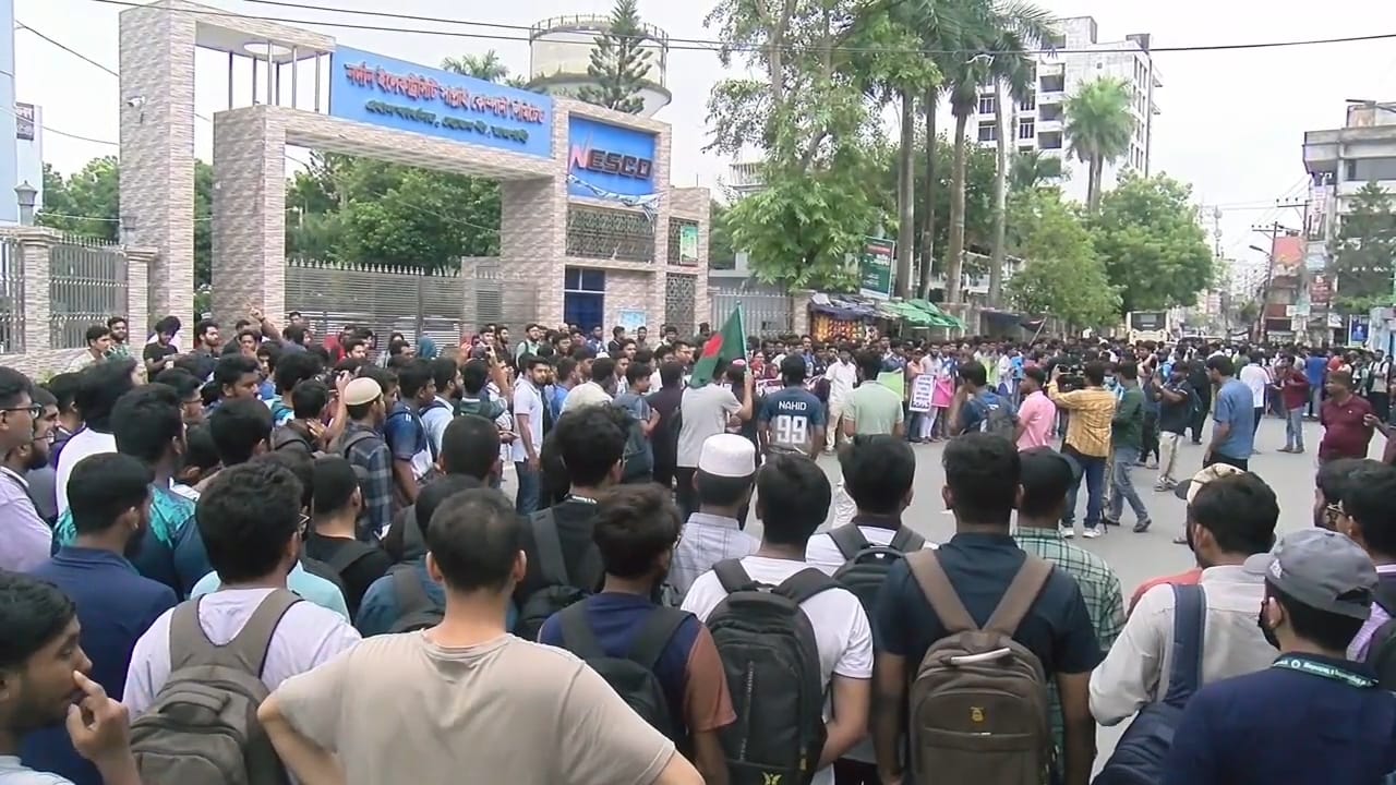 রাজশাহী নেসকোতে ইঞ্জিনিয়ার নিয়োগে স্বচ্ছতা চেয়ে রুয়েট শিক্ষার্থীদের রাস্তা অবরোধ
