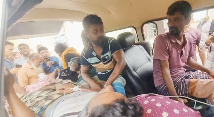 বঙ্গোপসাগরে বরগুনার দুটি ট্রলারে ডাকাতি, জেলে গুলিবিদ্ধ