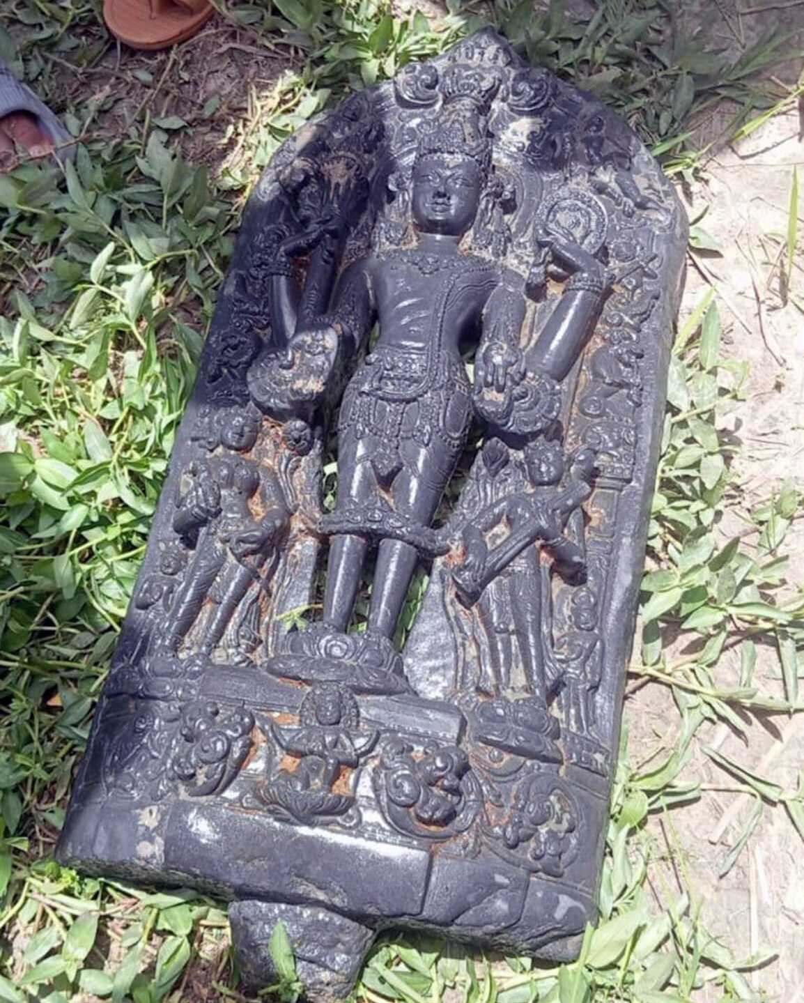 চাটমোহরে পুকুর থেকে ১০ কোটি টাকা মূল্যের কষ্টি পাথরের বিষ্ণু মূর্তি উদ্ধার