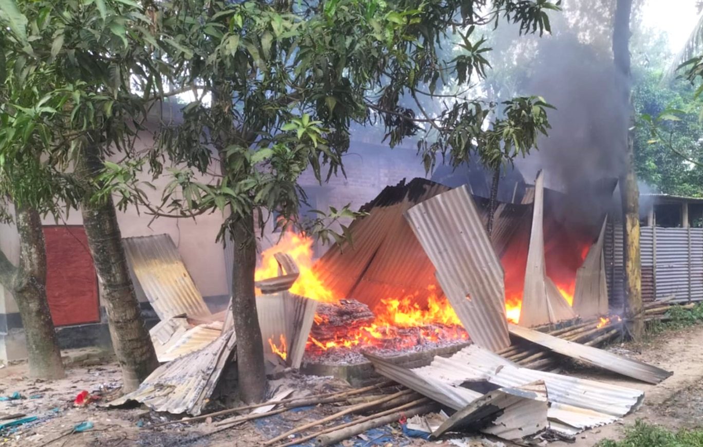 মসজিদের বারান্দা নির্মাণ নিয়ে সংঘর্ষে আহত একজনের মৃত্যু, ১৫টি বাড়িতে আগুন