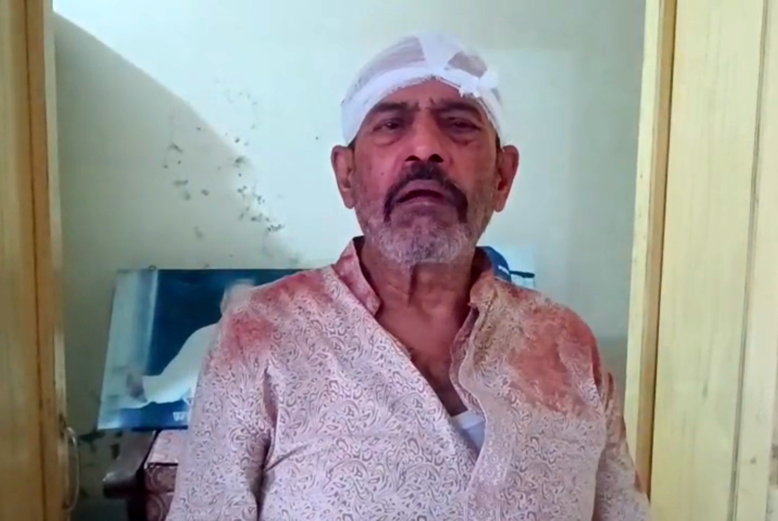 আহত শিক্ষক জওহরলাল বসাক তুলশী। পাবনায় প্রকাশ্য দিবালোকে নিজ বাড়িতে প্রবীণ অধ্যাপককে কুপিয়ে আহত