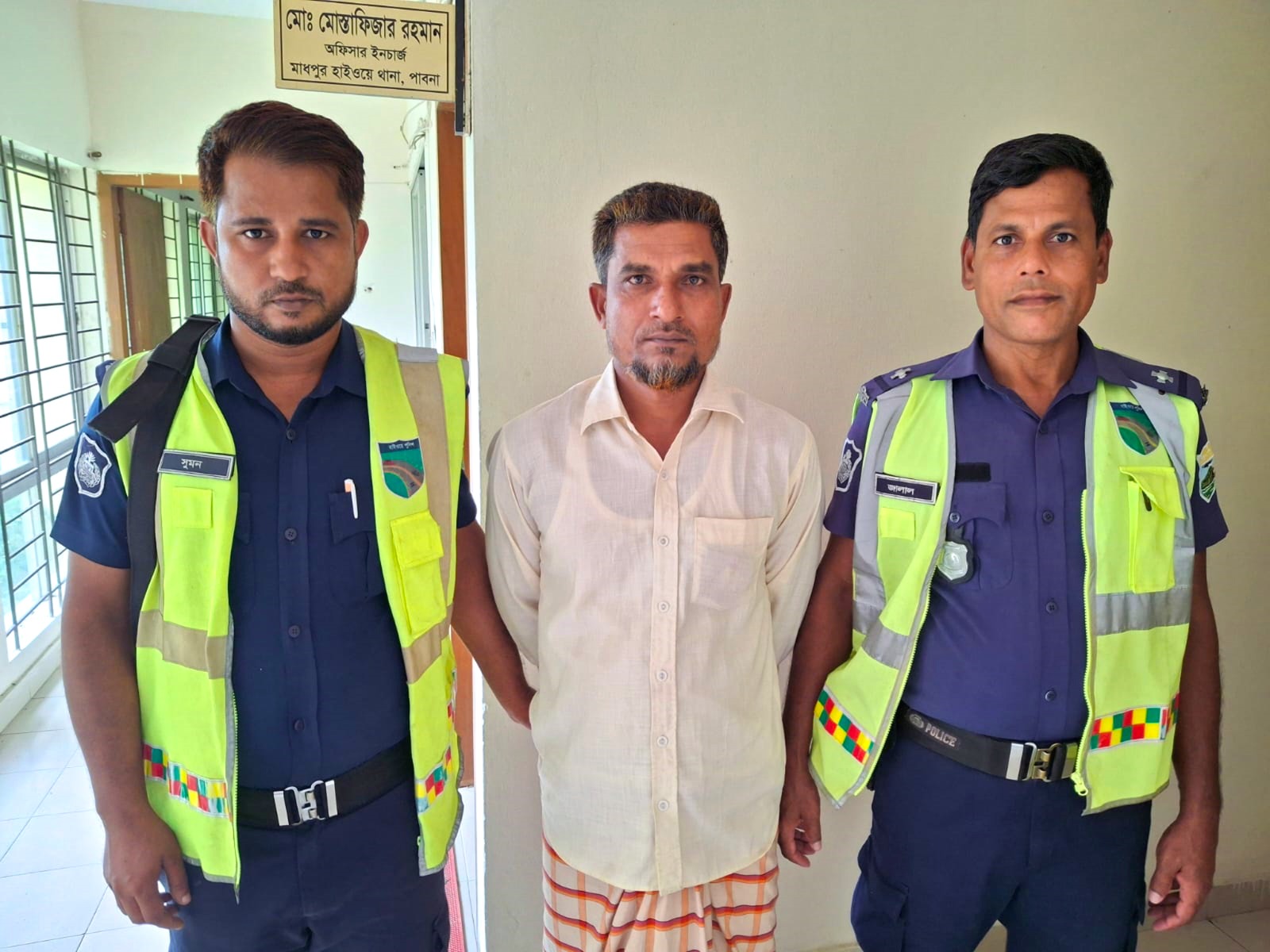 গ্রেপ্তারকৃত পাবনা এক্সপ্রেস বাসের চালক সানোয়ার হোসেন। ছবি: সংগৃহীত। সড়ক দুর্ঘটনায় তিনজন নিহতের মামলায় পাবনা এক্সপ্রেসের চালক সানোয়ার গ্রেপ্তার