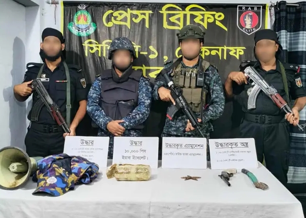 টেকনাফে যৌথ অভিযানে অস্ত্র-ইয়াবা-চাইনিজ কুড়াল উদ্ধার