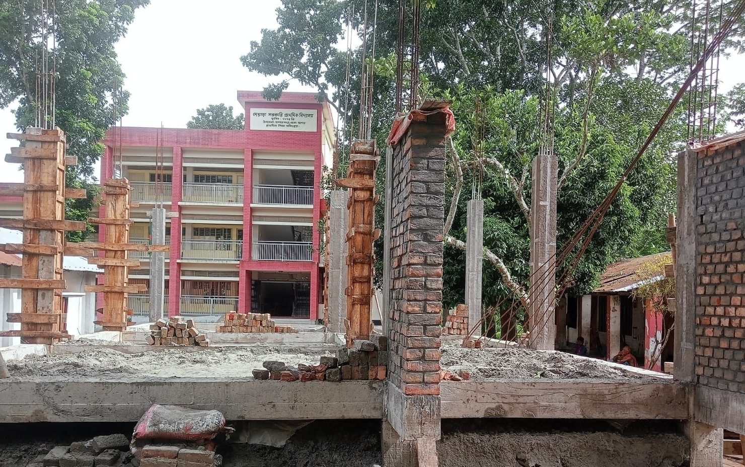 যশোরে দেয়াড়া সরকারি প্রাথমিক বিদ্যালয়ের জমি দখল করে ভবন নির্মাণ!