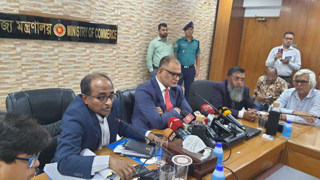 শুল্ক ছাড় নিয়ে আলোচনা ‘ইতিবাচক’, তবে বিস্তারিত জানাতে নারাজ উপদেষ্টা