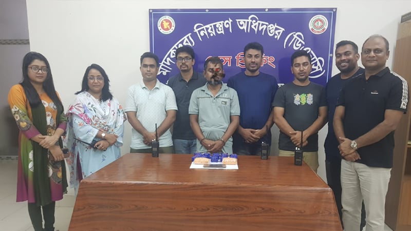 ২৩ জুন সংবাদ বিজ্ঞপ্তিতে এই ছবি দিয়েছিলেন মাদকদ্রব্য নিয়ন্ত্রণ অধিদপ্তরের কর্মকর্তারা। ডিএনসি কর্মকর্তার বিরুদ্ধে সই করা চেক আত্মসাতের অভিযোগ, তদন্তে ঢিলেঢালা তৎপরতা