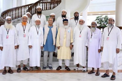 প্রধান উপদেষ্টা মুহাম্মদ ইউনূসের সঙ্গে বৈঠক করেন হেফাজতে ইসলাম বাংলাদেশের নেতারা। ছবি: প্রধান উপদেষ্টার ফেইসবুক।