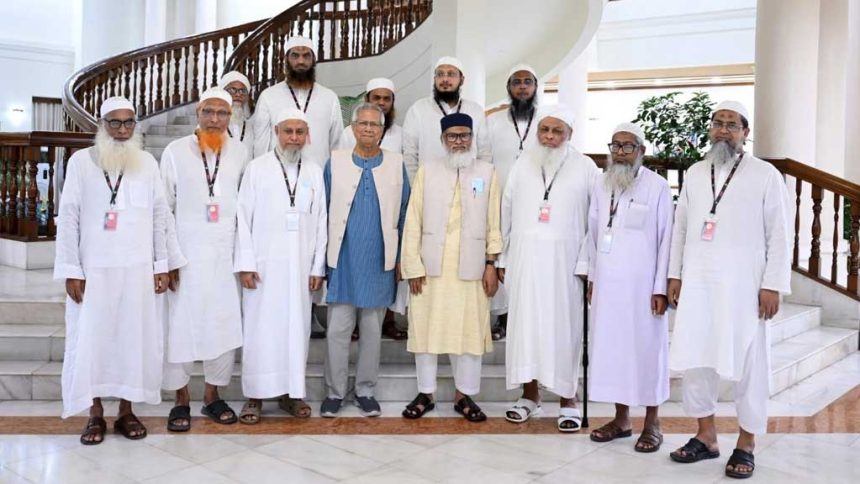 প্রধান উপদেষ্টা মুহাম্মদ ইউনূসের সঙ্গে বৈঠক করেন হেফাজতে ইসলাম বাংলাদেশের নেতারা। ছবি: প্রধান উপদেষ্টার ফেইসবুক।