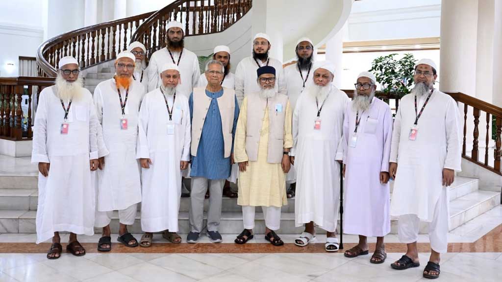 প্রধান উপদেষ্টা মুহাম্মদ ইউনূসের সঙ্গে বৈঠক করেন হেফাজতে ইসলাম বাংলাদেশের নেতারা। ছবি: প্রধান উপদেষ্টার ফেইসবুক। শাপলা চত্বর অনুসন্ধান ও মামলা প্রত্যাহার নিয়ে প্রধান উপদেষ্টার সঙ্গে হেফাজতের বৈঠক