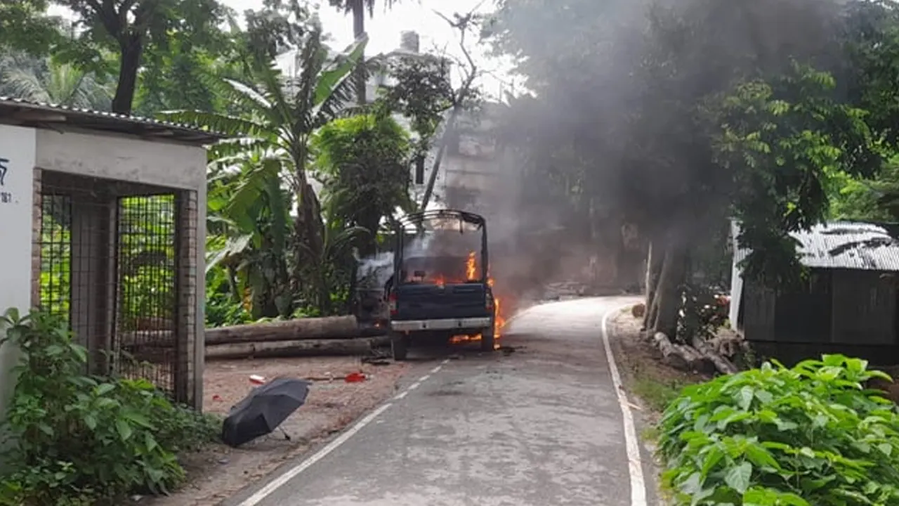 গোপালগঞ্জে পুলিশের গাড়িতে আগুন
