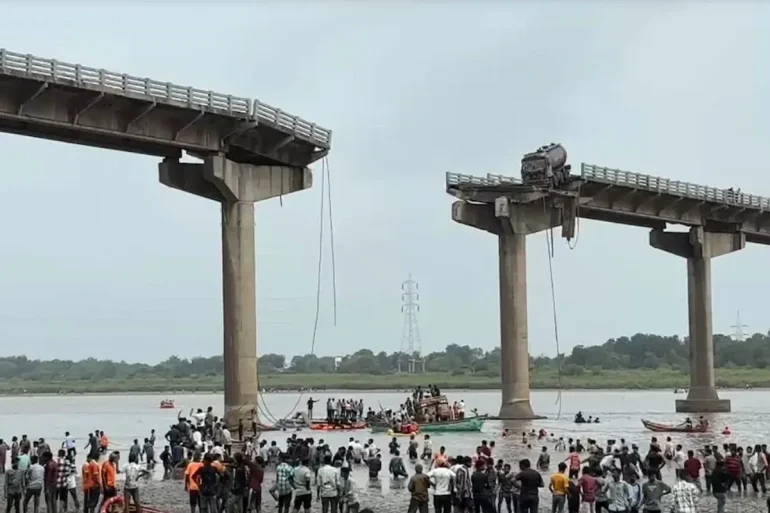 রক্ষণাবেক্ষণের অভাবে গুজরাটে সেতু ধস, ৯ জনের প্রাণহানি