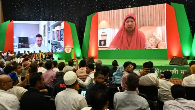 ফিরোজা থেকে ভার্চুয়ালি যুক্ত হন বিএনপি চেয়ারপারসন বেগম খালেদা জিয়া। গণতন্ত্রকে প্রাতিষ্ঠানিক রূপ দিতে ঐক্য বজায় রাখার আহ্বান খালেদা জিয়ার