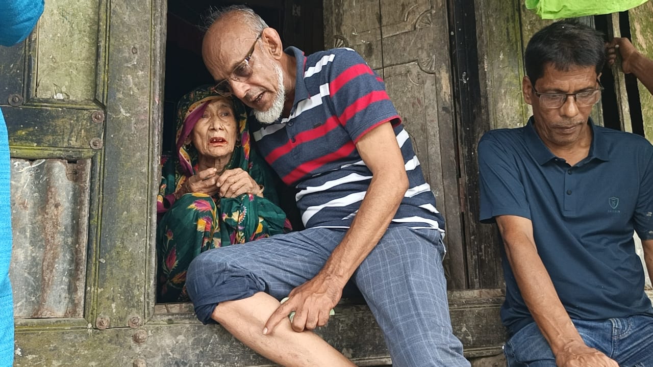 ইন্দুরকানীতে পানিবন্দিদের ঘরে ত্রাণ ও নগদ অর্থ দিল জেলা বিএনপি