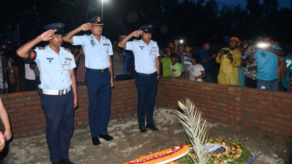 শিক্ষিকা মাহেরীন চৌধুরীর সমাধিতে বিমান বাহিনীর শ্রদ্ধা