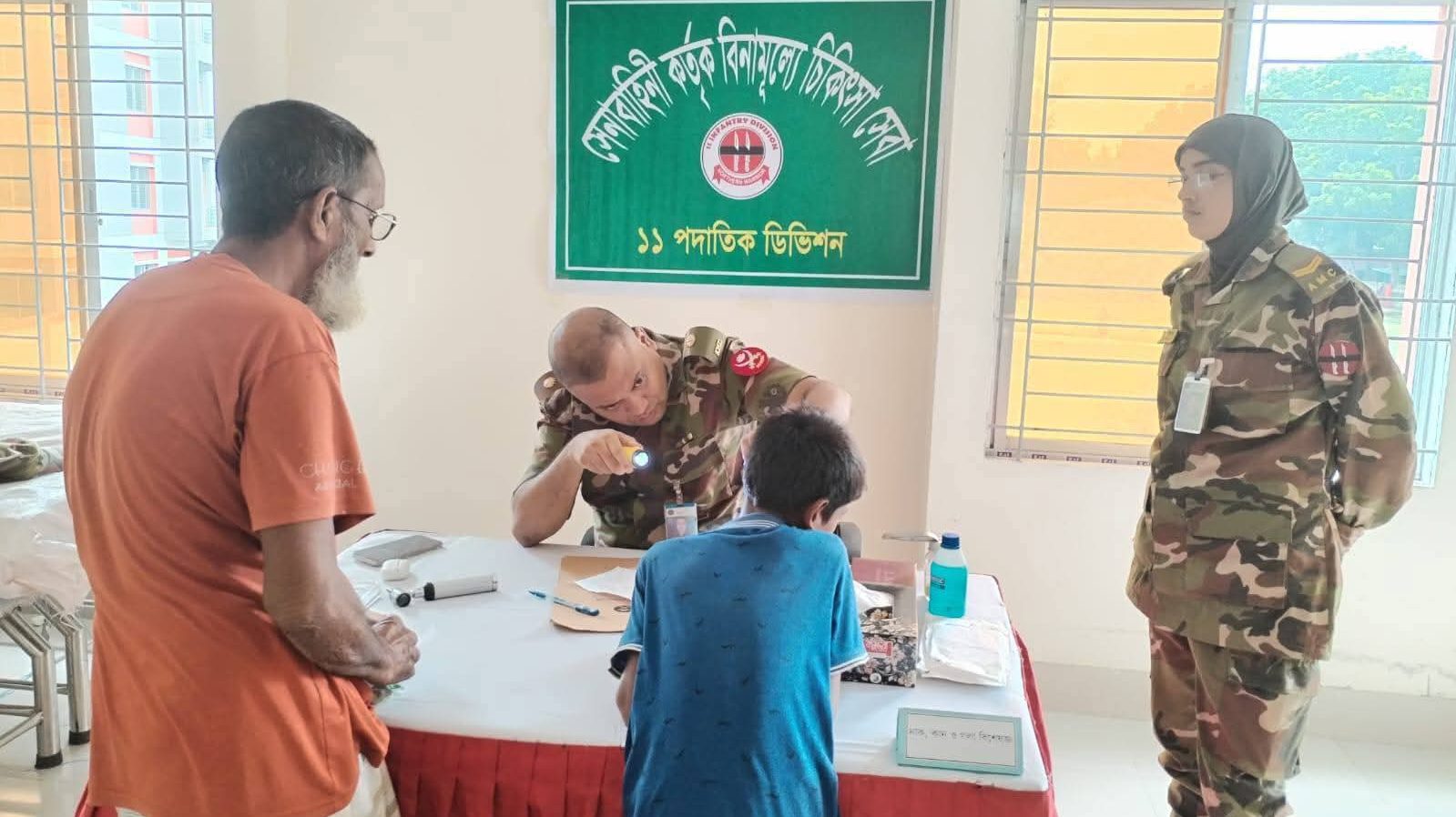 সিরাজগঞ্জে সেনাবাহিনীর উদ্যোগে দুই হাজার মানুষ পেল চিকিৎসা