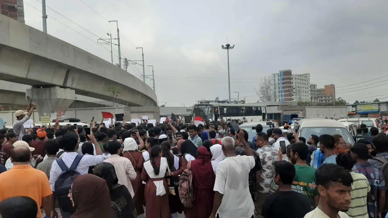 শোকাহত শিক্ষার্থীদের ৬ দফা, ক্ষোভের মুখে আসিফ নজরুল