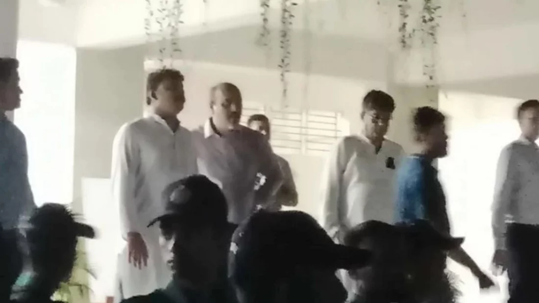 মাইলস্টোনে অবরুদ্ধ উপদেষ্টা ও প্রেস সচিব নিরাপদে বের হয়েছেন