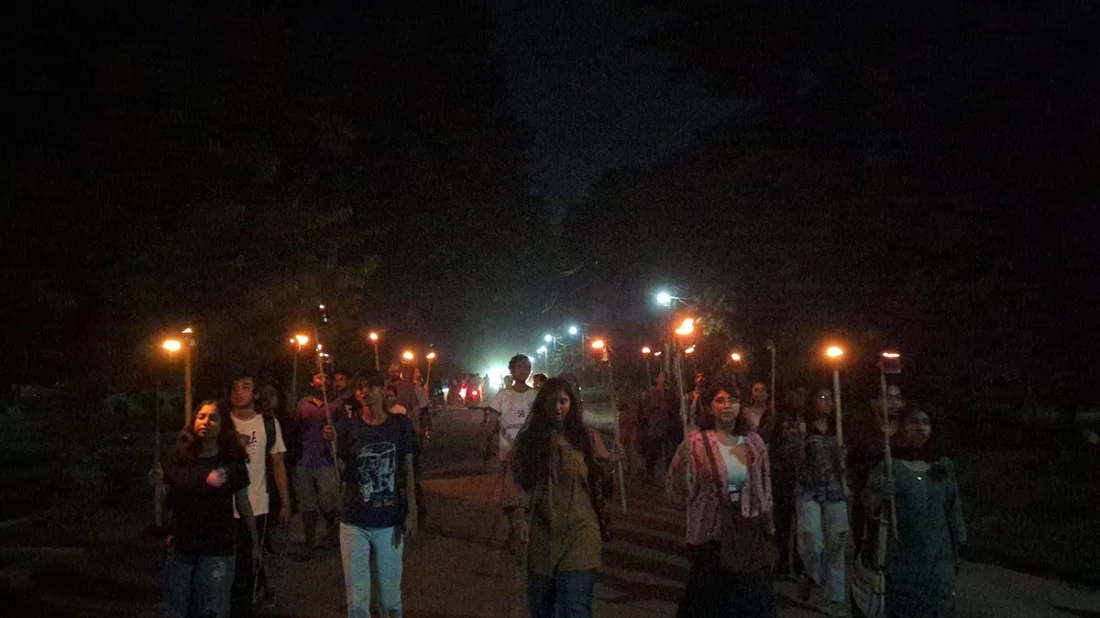 বিমান দুর্ঘটনা: জাবি শিক্ষার্থীদের মশাল মিছিল, ছয়দফায় সংহতি