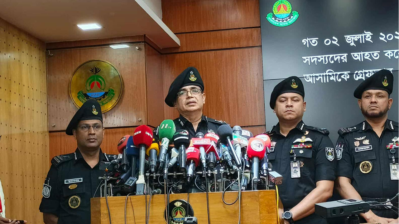 ছেলের প্রেমযাত্রা ঠেকাতে বিমানে মায়ের বোমার গুজব, গ্রেপ্তার ৩