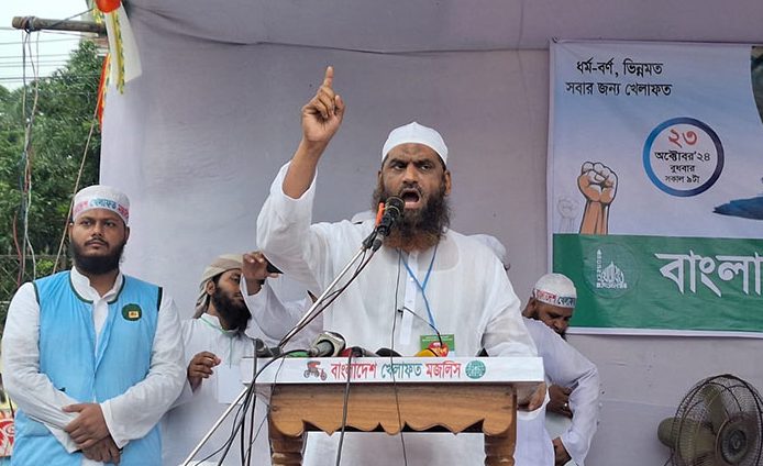 বাংলাদেশ খেলাফত মজলিসের আমির মামুনুল হক। ছবি: সংগৃহীত। ওয়াশিংটনের গোলামি করার জন্য চব্বিশের গণঅভ্যুত্থান হয়নি: মামুনুল হক