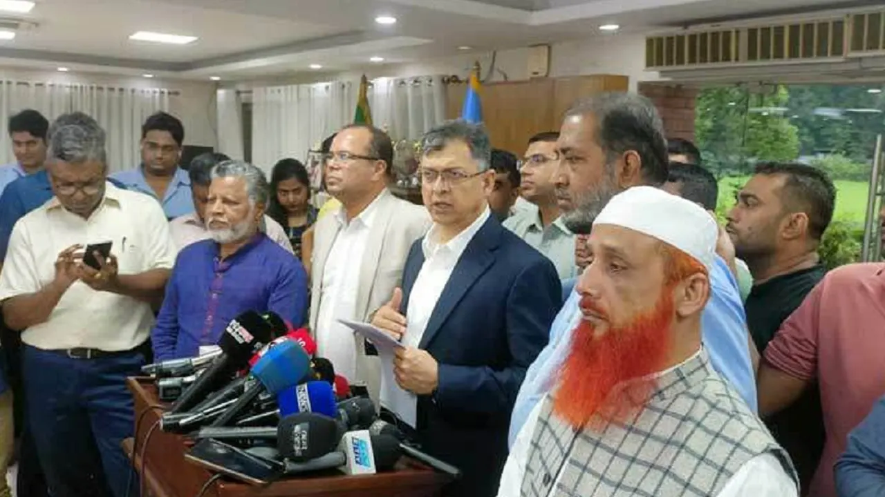 ফেব্রুয়ারিতে নির্বাচনের বিষয়ে ইসিকে জানানো উচিত প্রধান উপদেষ্টার : সালাহউদ্দিন আহমদ