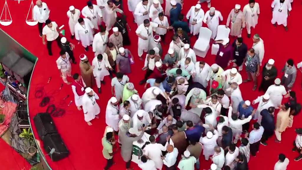 সমাবেশে বক্তব্যরত অবস্থায় মঞ্চে পড়ে গেলেন জামায়াত আমির