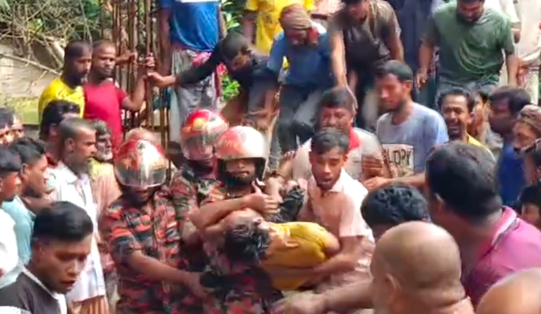 পাবনায় সেপটিক ট্যাংকে আটকা পড়ে ২ জনের মৃত্যু