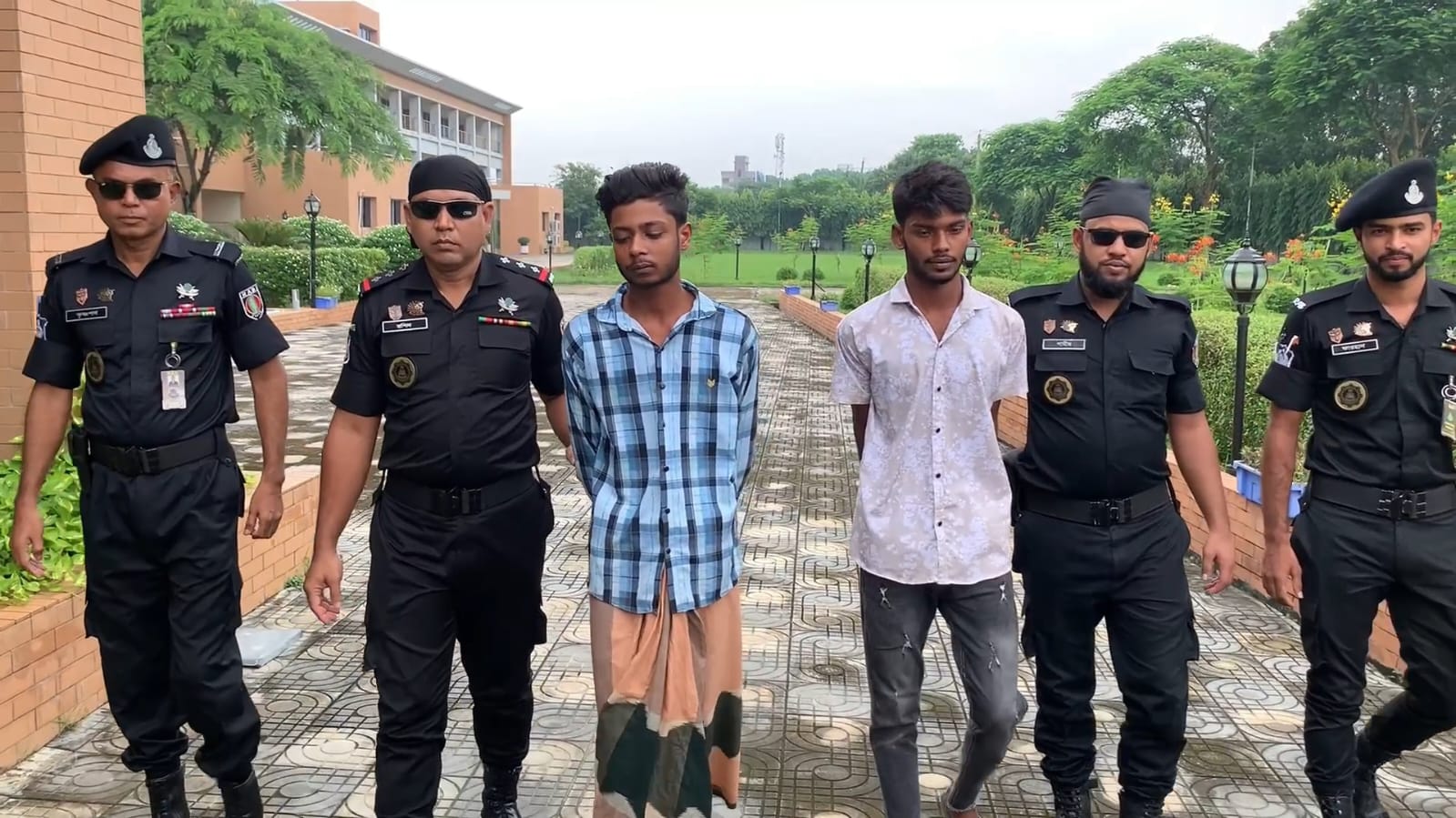 ভ্যান চালক বন্ধুকে হত্যার পর মরদেহ ভাসিয়ে দেয় দুই বন্ধু